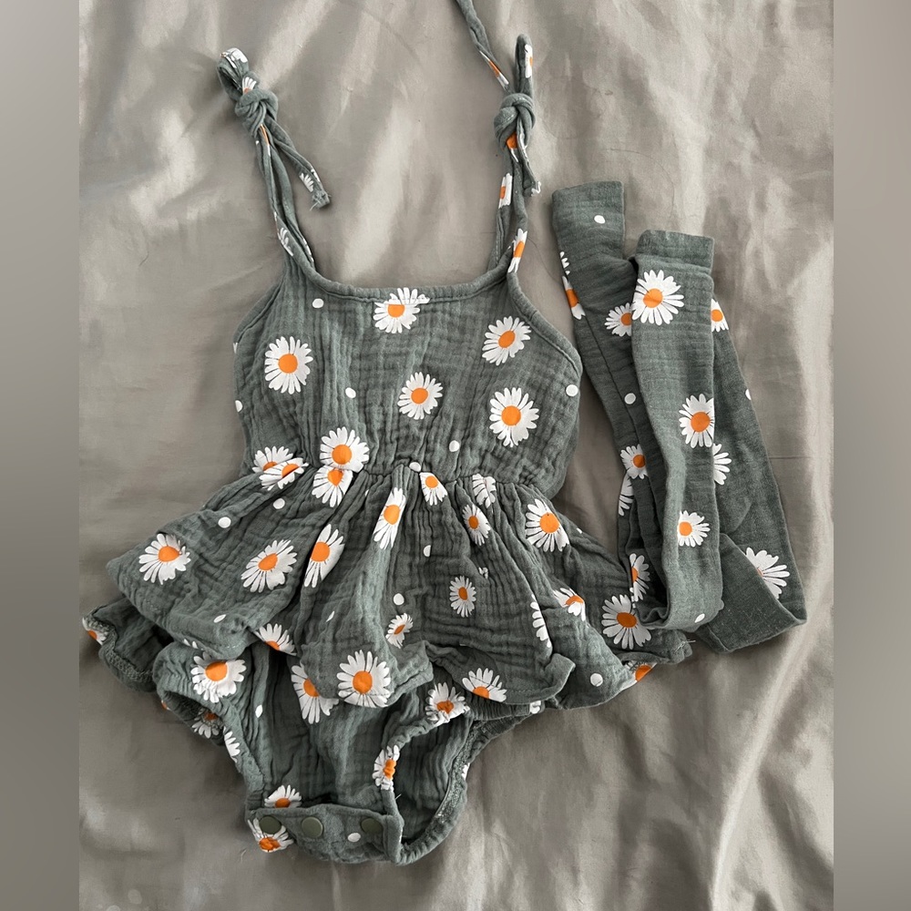 Super cute daisy romper with head band!! 3-6 months baby girl